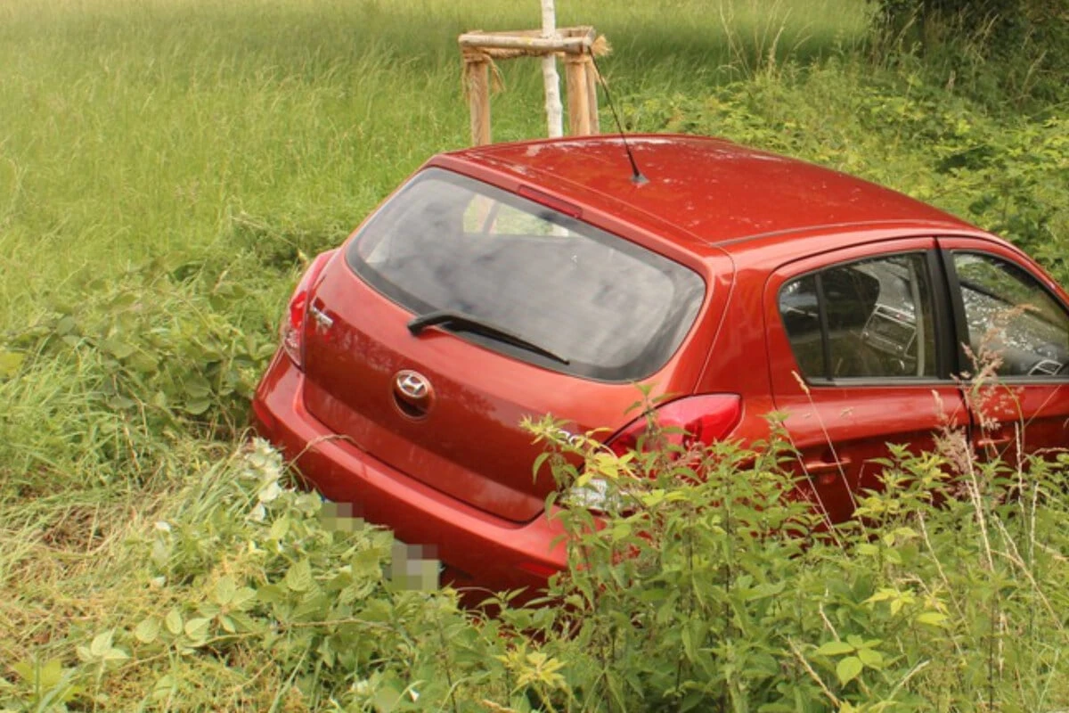 Von der Straße abgekommen und im Graben gelandet: Hyundai-Fahrerin bei Unfall schwer verletzt
