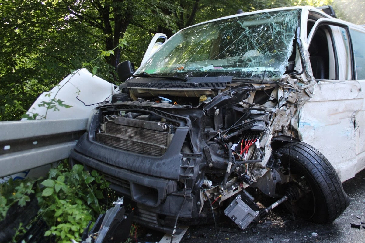 Sattelzug knallt VW-Transporter von der Straße: 23-jähriger Fahrer schwer verletzt