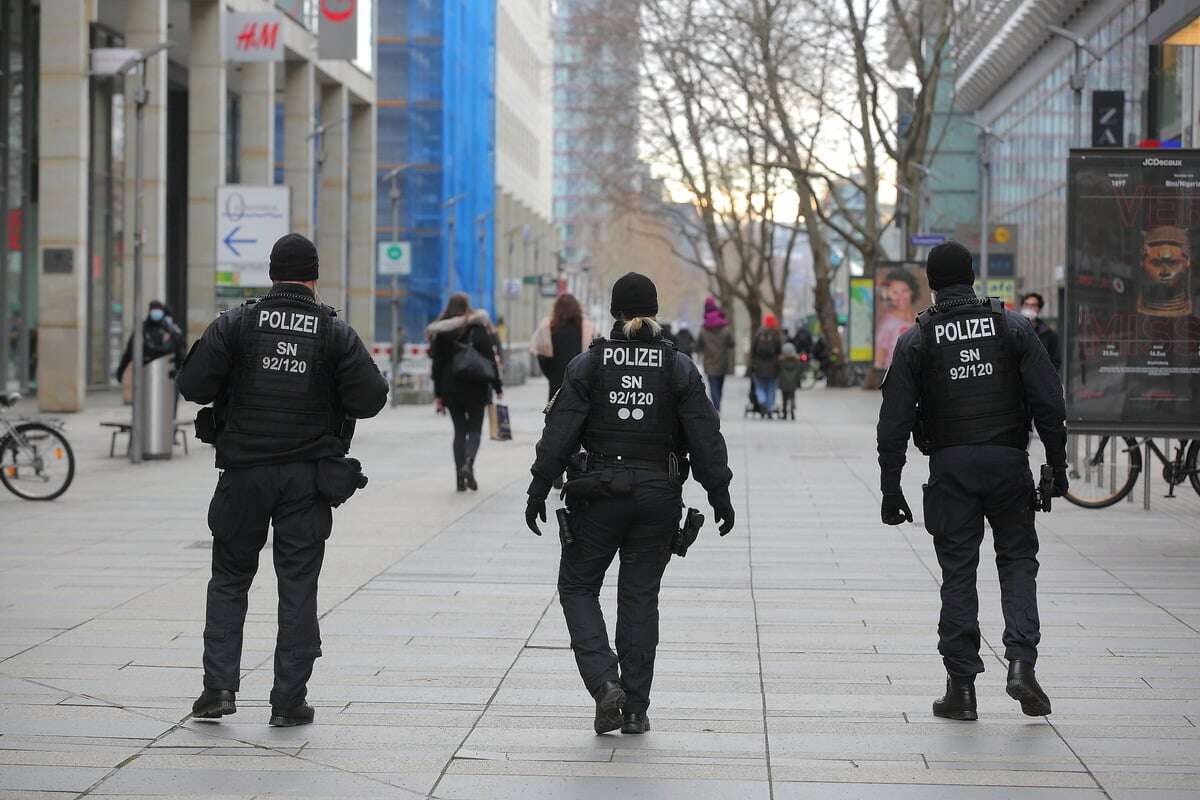 Einsatz auf der Prager Straße: Jede Menge Drogendelikte und ein Hausfriedensbruch