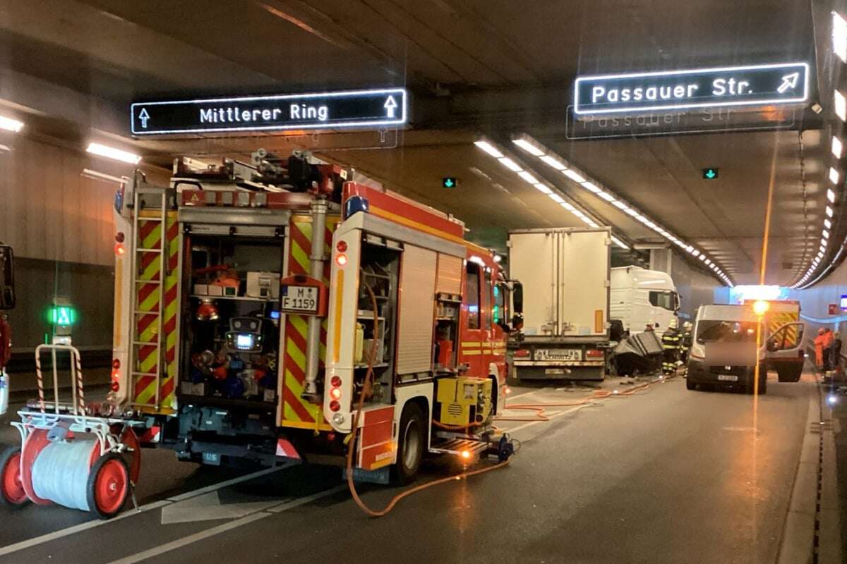 Lkw-Unfall führt zu Verkehrschaos: Tunnel stundenlang dicht!