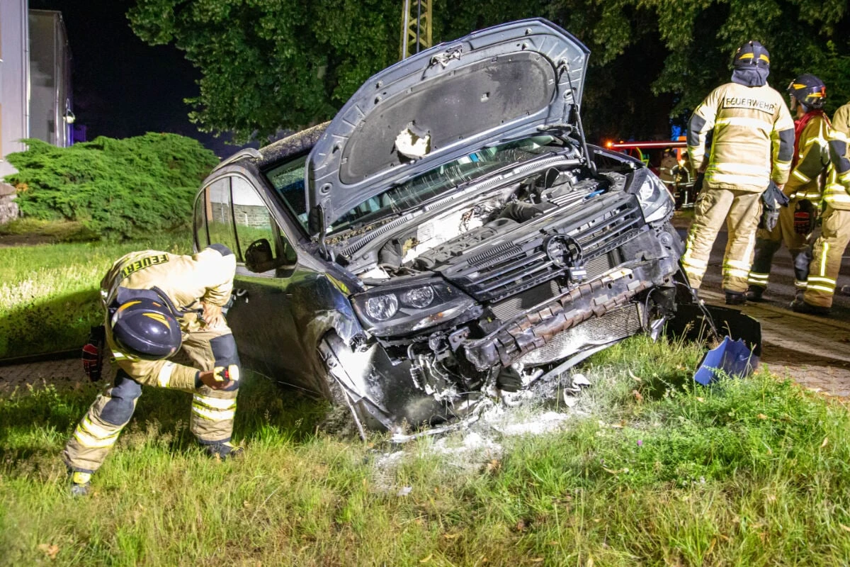 Flucht vor der Polizei im Erzgebirge: VW kracht gegen Geländer