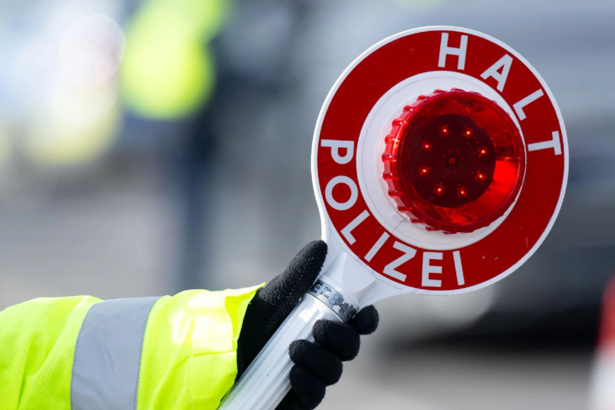 Mit gestohlenem Kennzeichen unterwegs: Renault-Fahrerin im Drogenrausch gestoppt