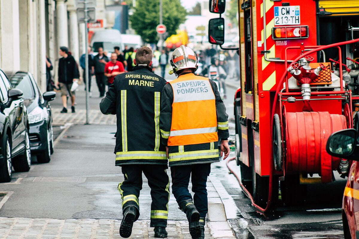 Tödliche Tragödie: Eltern lassen Kleinkind allein in Wohnung - dann bricht Feuer aus