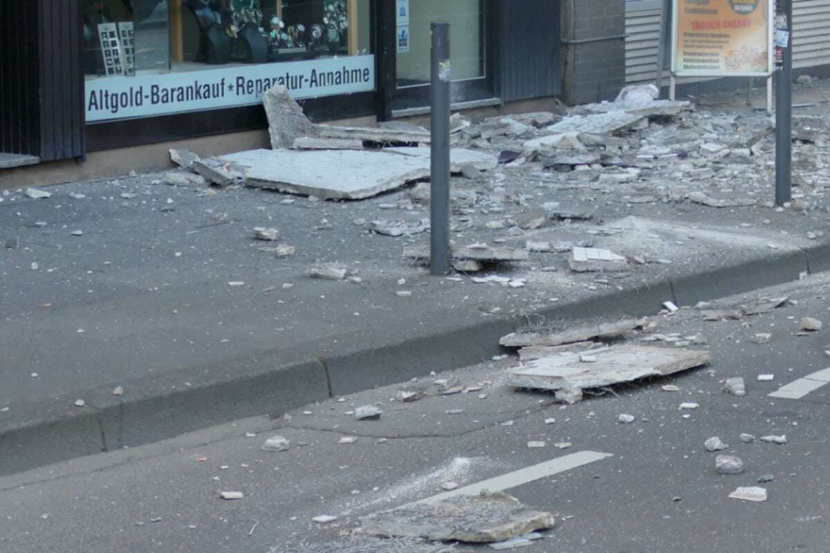 Betonplatten lösen sich von Hausfassade und knallen auf Gehweg - zwei Personen verletzt