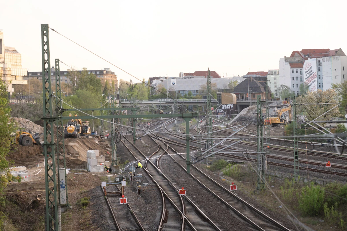 Großbaustelle A100: Die Hälfte der Westendbrücke ist jetzt Geschichte