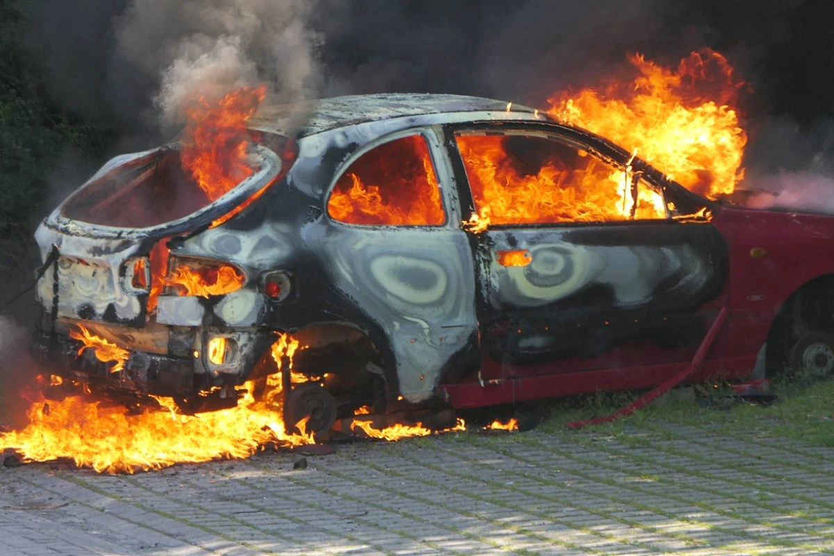 Flammen wüten in Renault: Feuerwehr kann nichts mehr tun