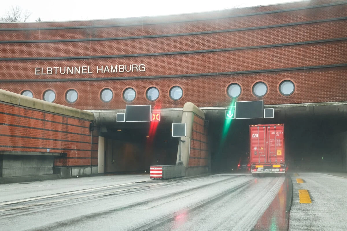 Mega-Stau am Hamburger Elbtunnel: Polizei warnt Autofahrer