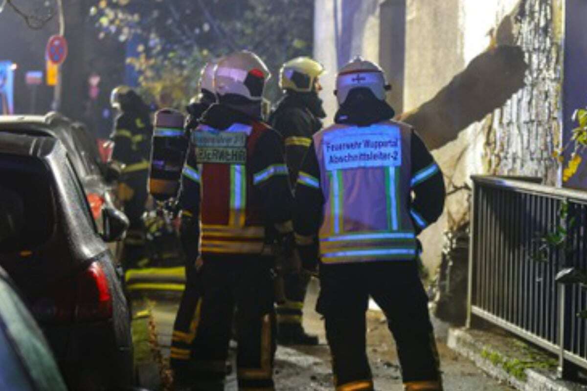 Mofa an Hauswand geparkt, plötzlich steht es lichterloh in Flammen