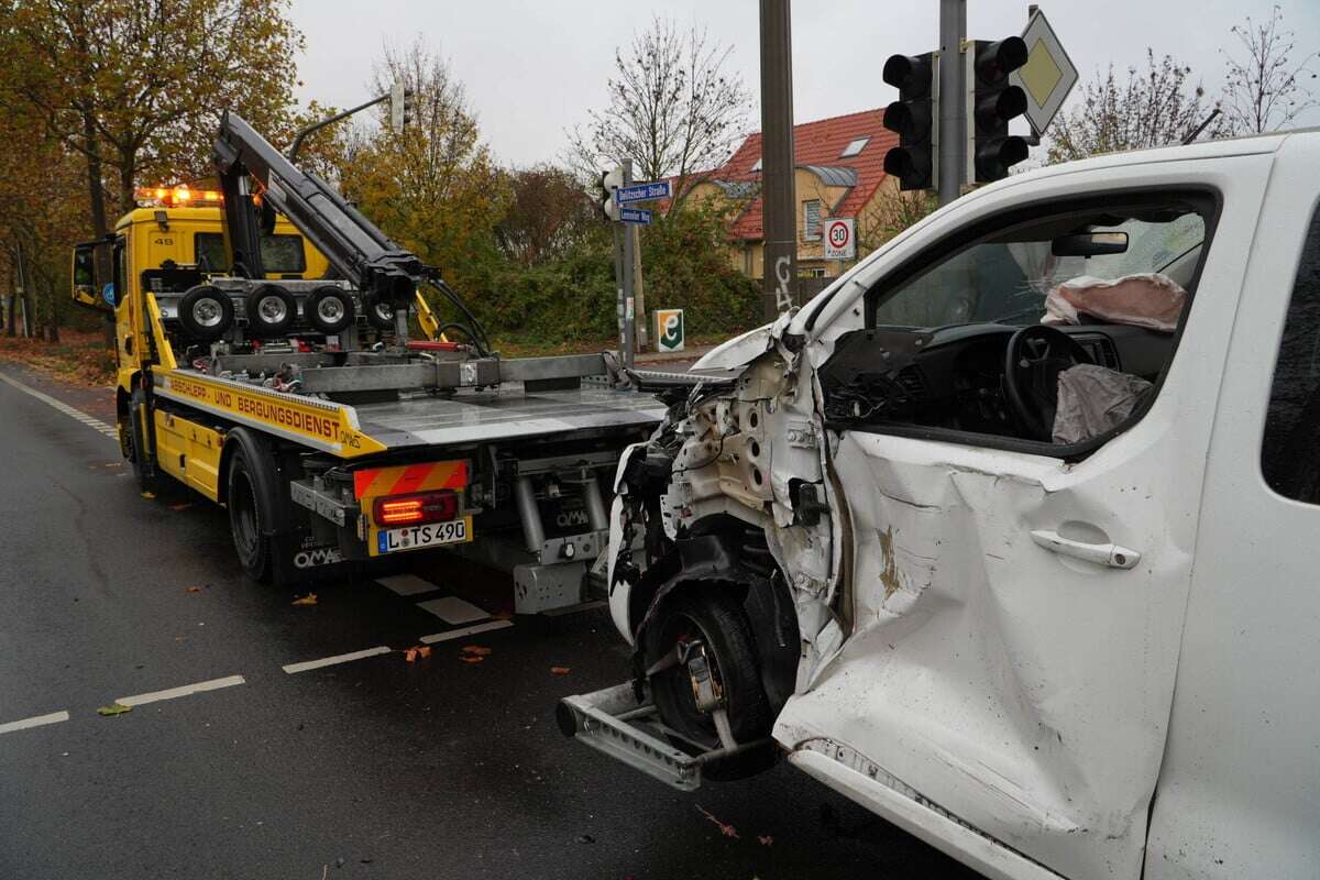 Leipzig: Transporterfahrer kracht unter Drogen auf Rettungswagen