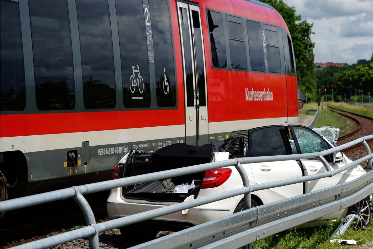 Mercedes von Zug erfasst und mitgeschleift: Fahrer schwebt in Lebensgefahr