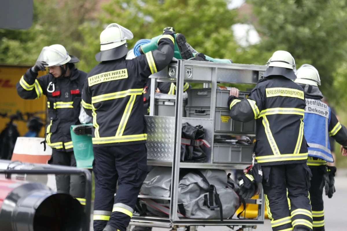 Verdächtiges Paket mit weißem Pulver: Mehrere Personen in DHL-Zentrum verletzt
