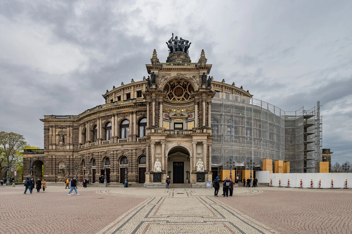 So lange dauern die Arbeiten an der Semperoper-Fassade noch