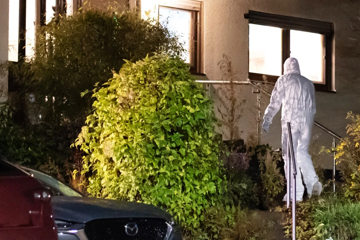 Drei Leichen in Haus gefunden: Bei Toten handelt es sich um Familie, nur Sohn konnte noch flüchten