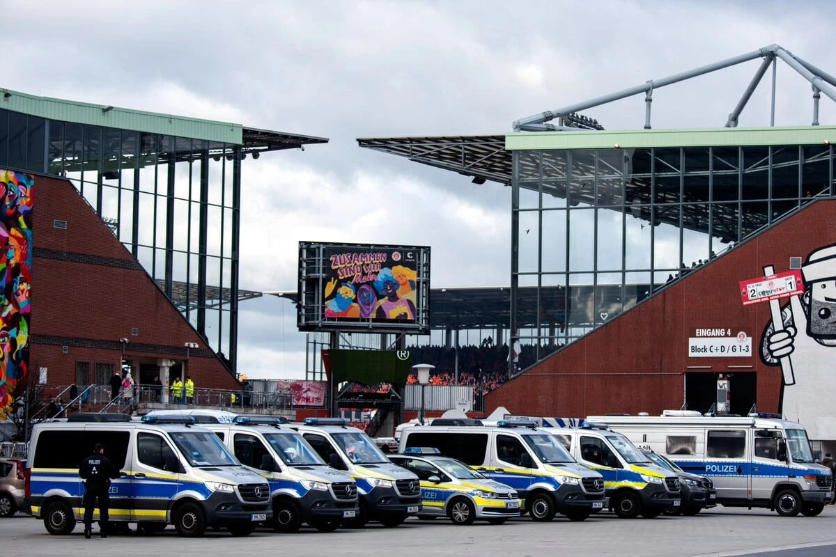 Auseinandersetzung nach Bundesliga-Topspiel: Mann wird gestoßen und stirbt