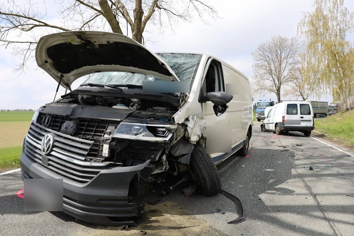 Staatsstraße nach Frontalcrash im Erzgebirge gesperrt