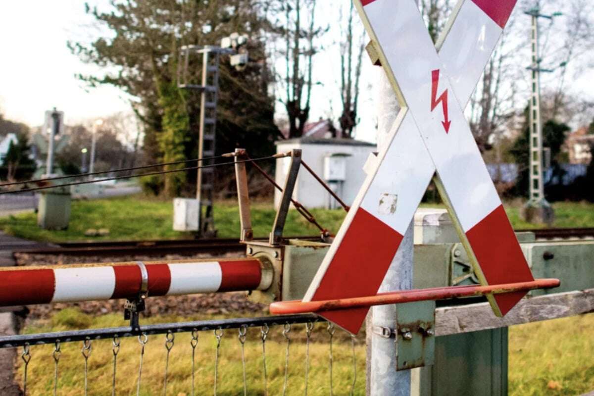 Bahnübergang nach Unfall kaputt: Erhöhte Vorsicht für Autofahrer