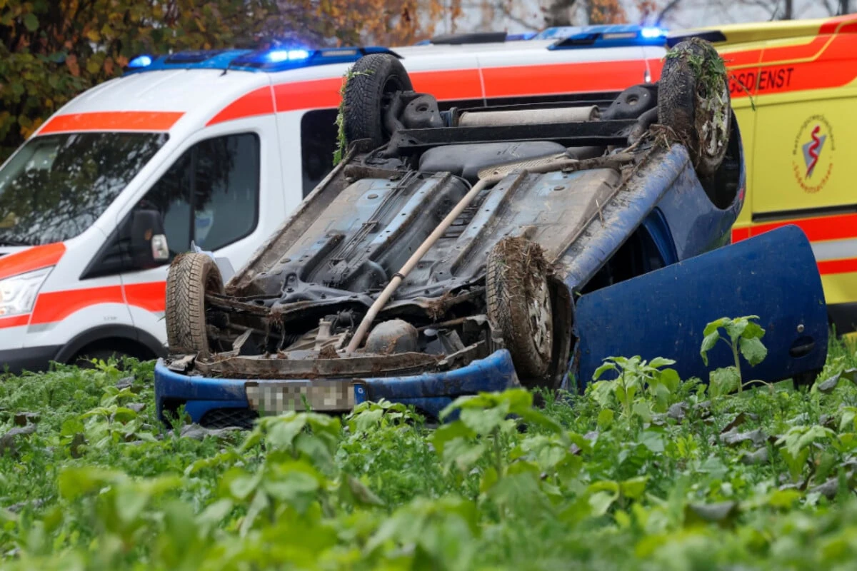 Bruchlandung im Feld: Peugeot kommt von Straße ab und überschlägt sich
