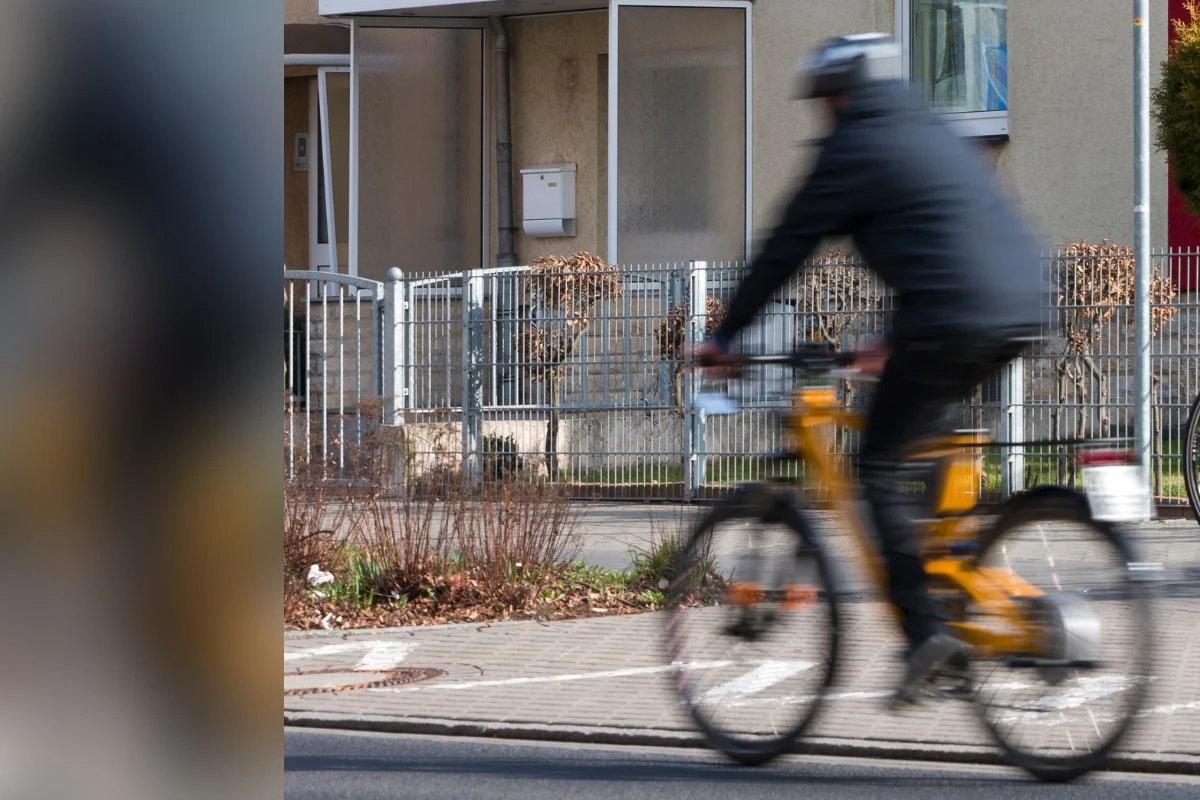 Polizeiauto kracht so heftig in E-Bike-Fahrer, dass er durch die Luft geschleudert wird