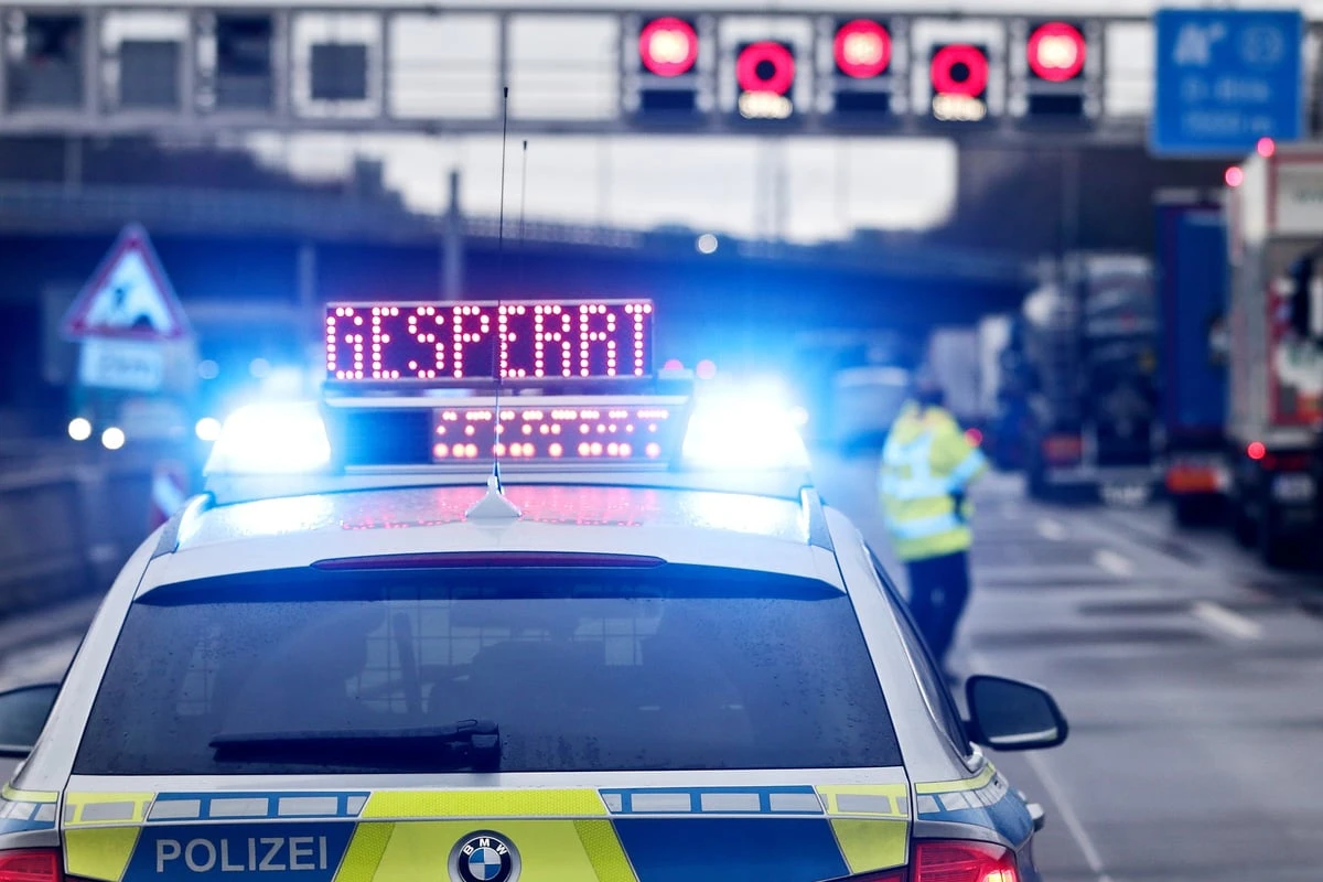 A8 nach Unfall komplett gesperrt: Rettungsdienst, Feuerwehr und Polizei im Einsatz