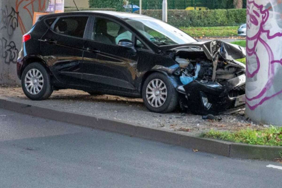 Was ist da passiert? 19-Jähriger kracht mit Ford gegen Brücke