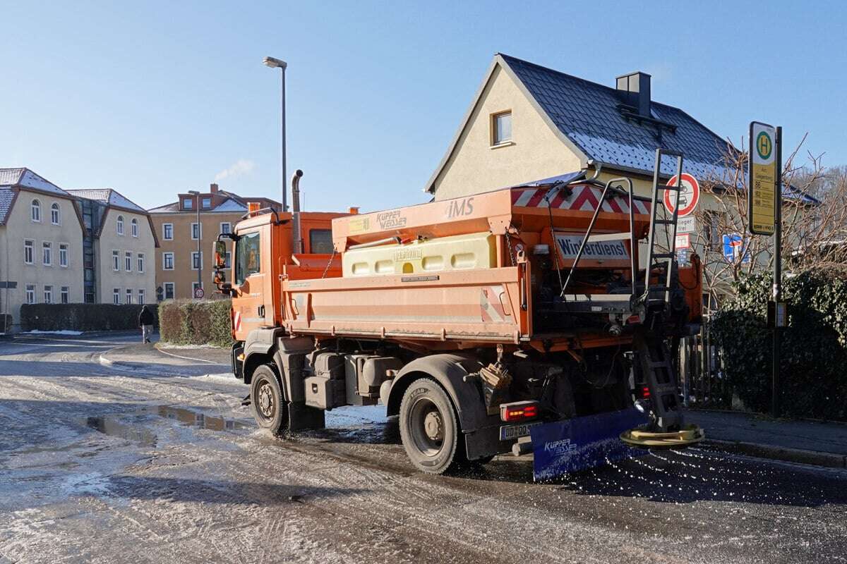 Zwei Auffahrunfälle! Blitzeis nach Wasserrohrbruch im Dresdner Osten