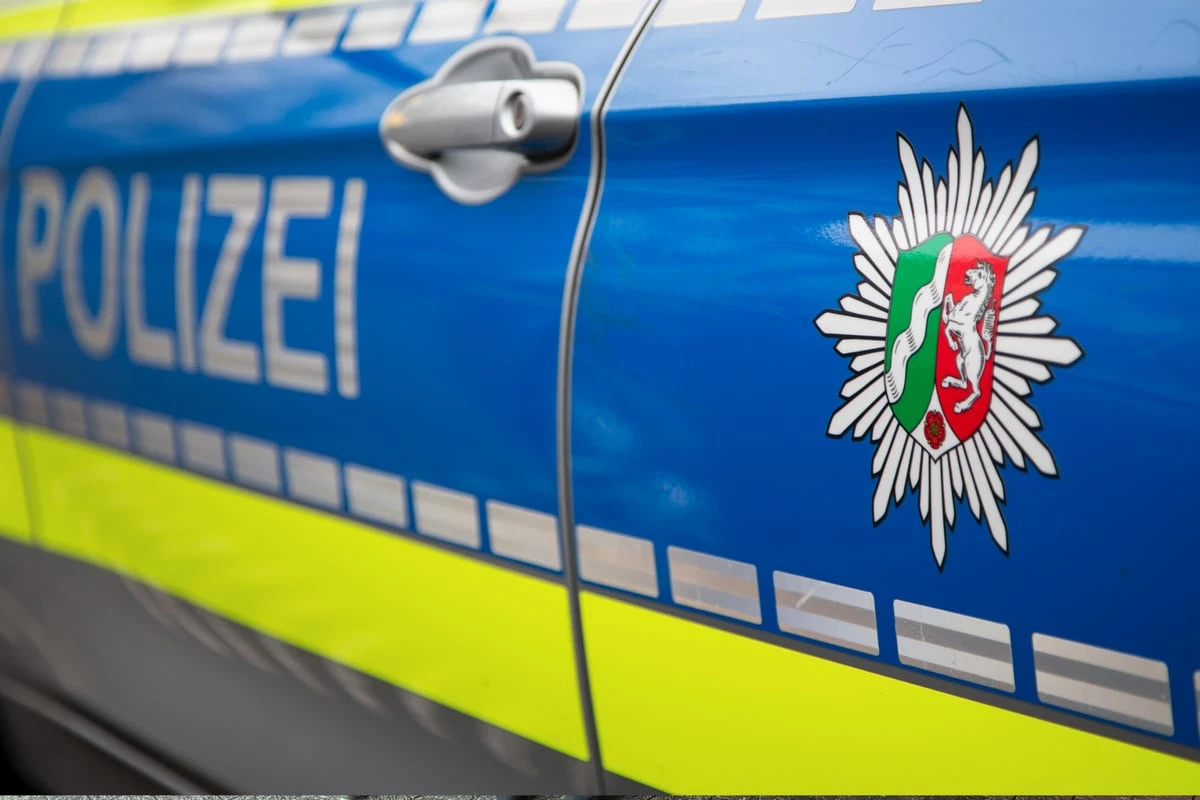 Anwohner findet leblosen Mann mitten auf der Straße - Polizei sucht Zeugen