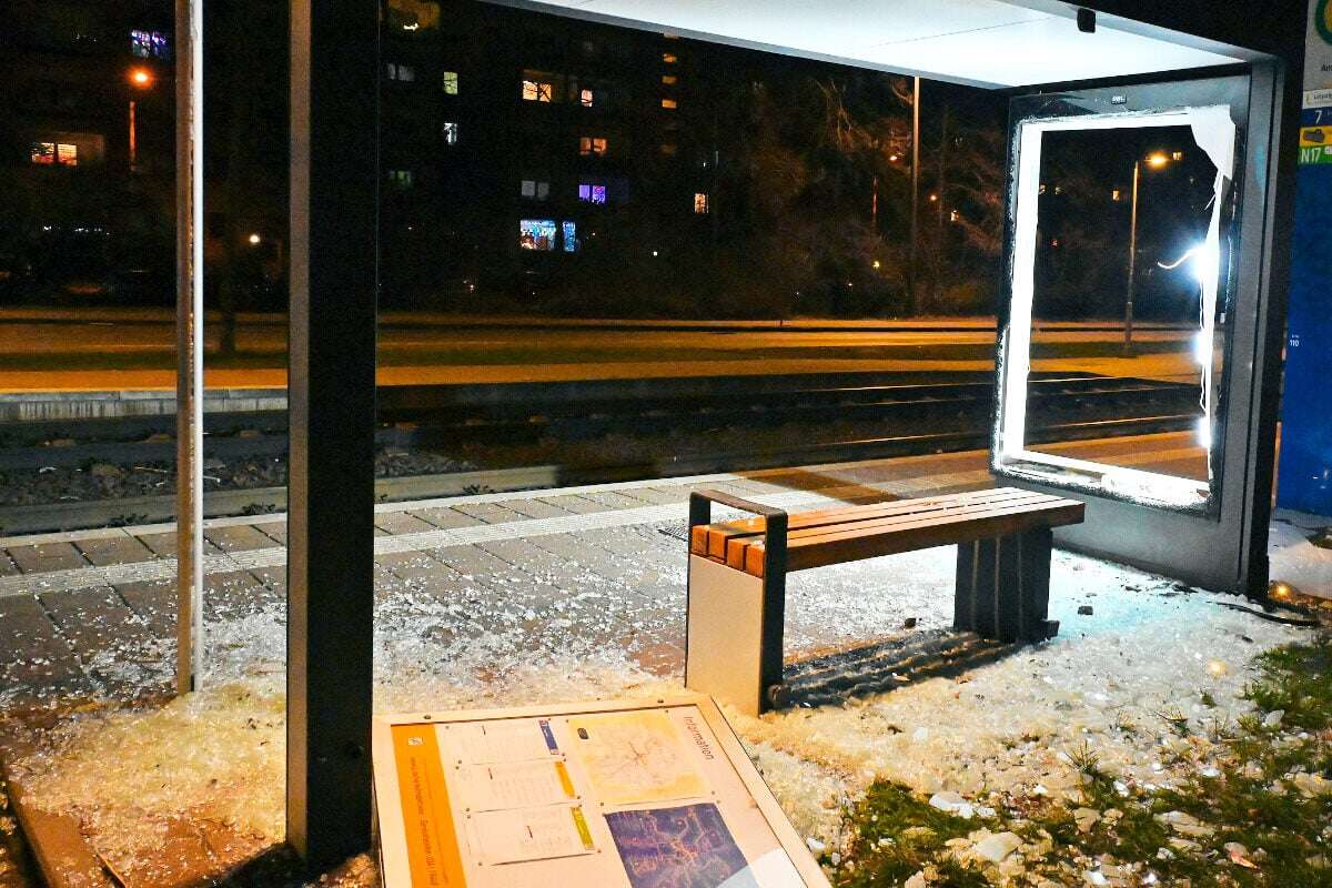 Leipzig: Vandalen zerstören Wartehäuschen und greifen Polizisten mit Böllern an