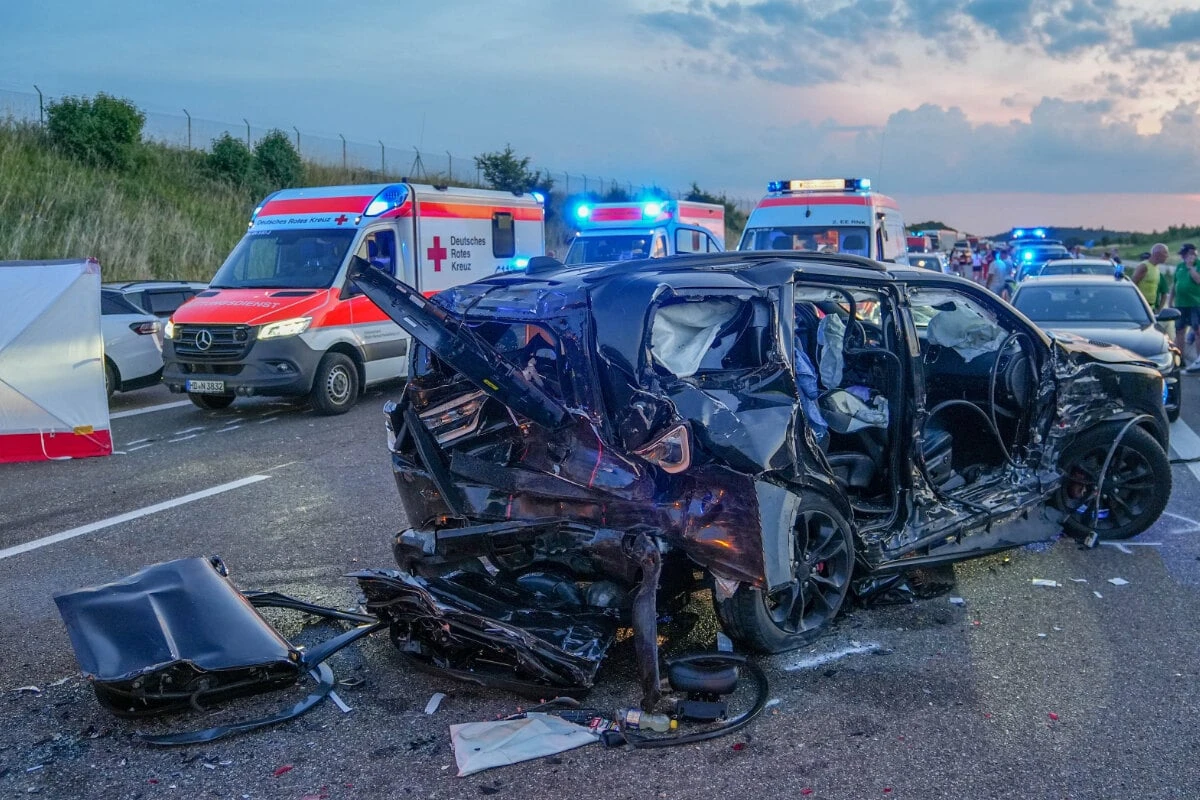 Heftiger Unfall auf der A6: Sieben Kinder und zwei Erwachsene schwer verletzt