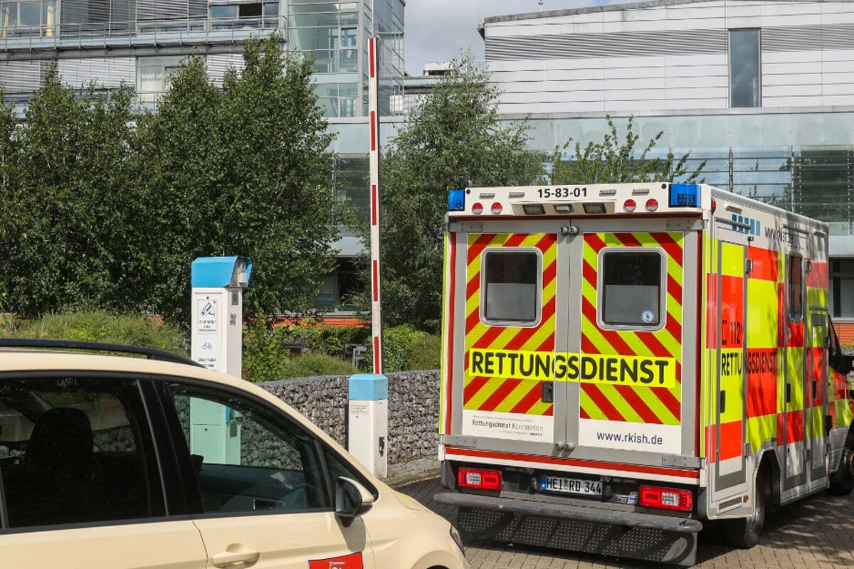 Zwei Klinik-Mitarbeiter niedergestochen: Polizei sorgt für großes Aufatmen