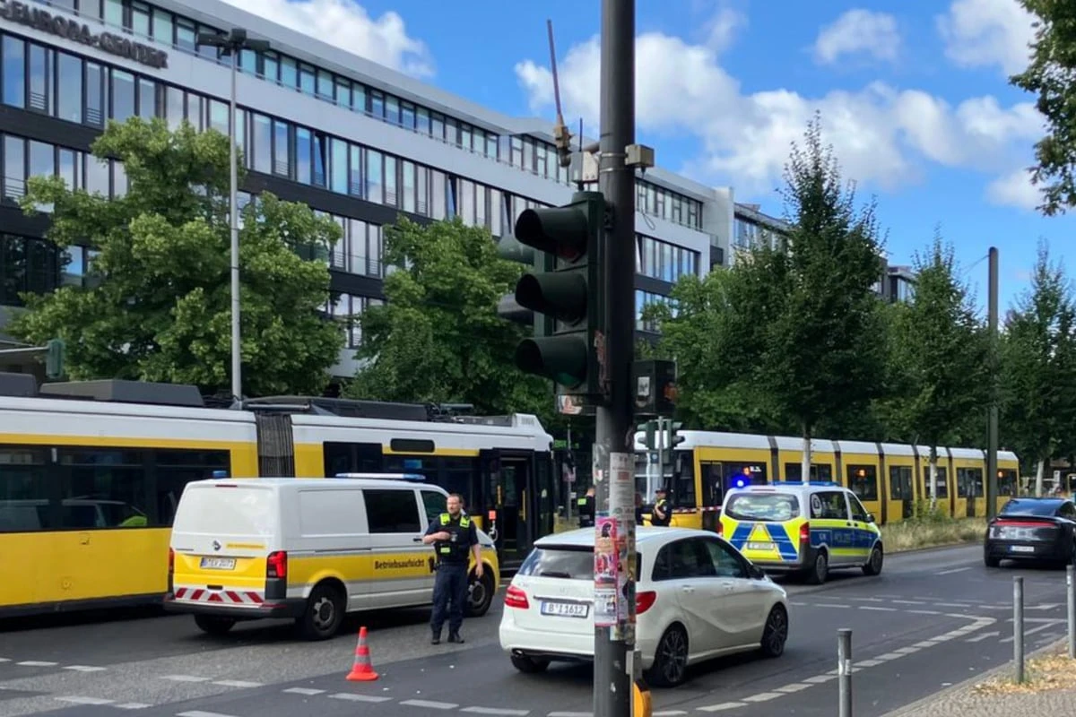 Radfahrer von Tram erfasst: 70-Jährige schwer verletzt