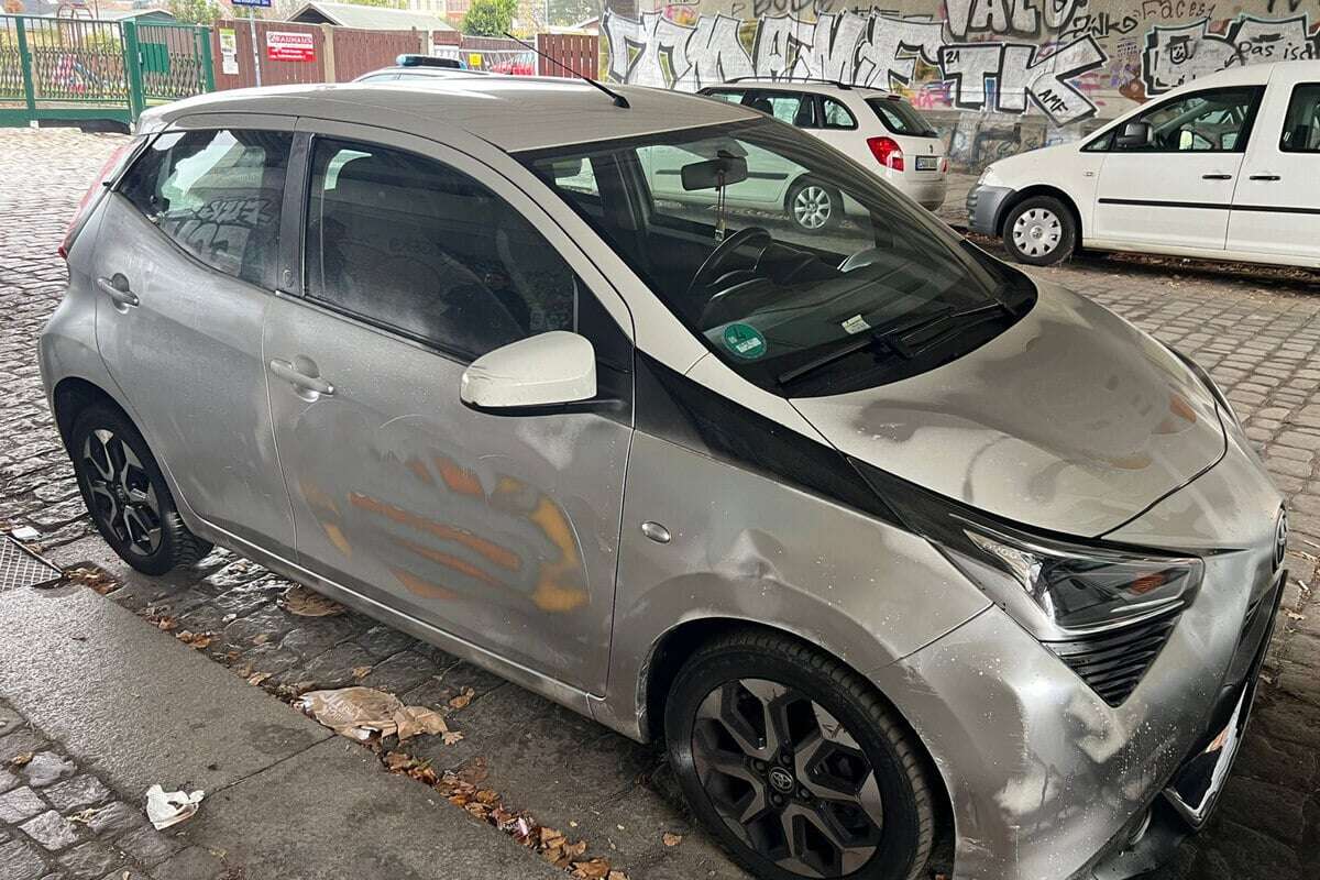 Lieferwagen eines Pizzaboten in Dresden gestohlen: Auto wieder da - aber in diesem Zustand!