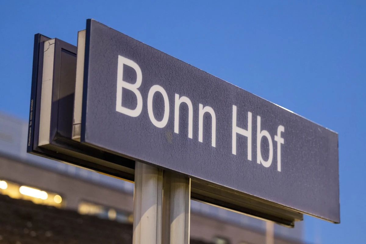 Ekel-Tat in Bonn: Mann entblößt sich im Beisein von Kindern mitten im Bus