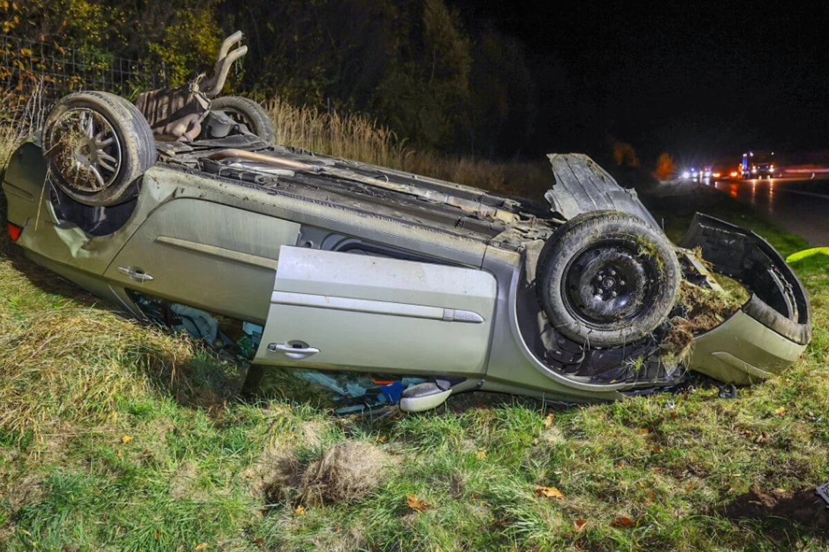 Unfall auf A4: Renault kommt von Straße ab und überschlägt sich