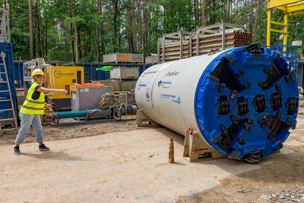 Dank Technik, Sekt und einer Heiligen: Unter der Erde schreitet der Fortschritt voran