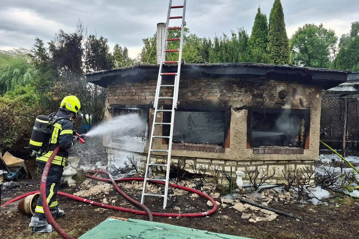 Dunkle Rauchwolke über Potsdam: Gartenlaube in Brand geraten