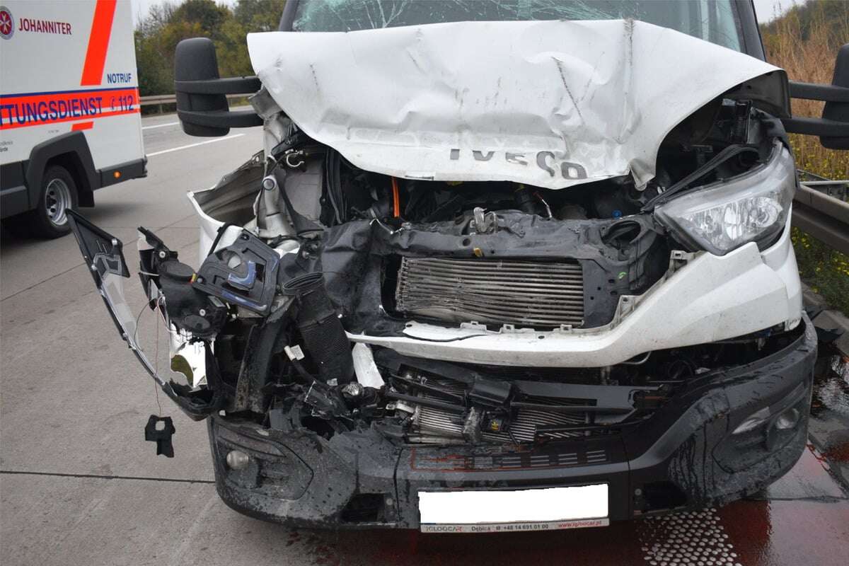 Sekundenschlaf auf der A2: Transporter kracht ungebremst in Lkw!