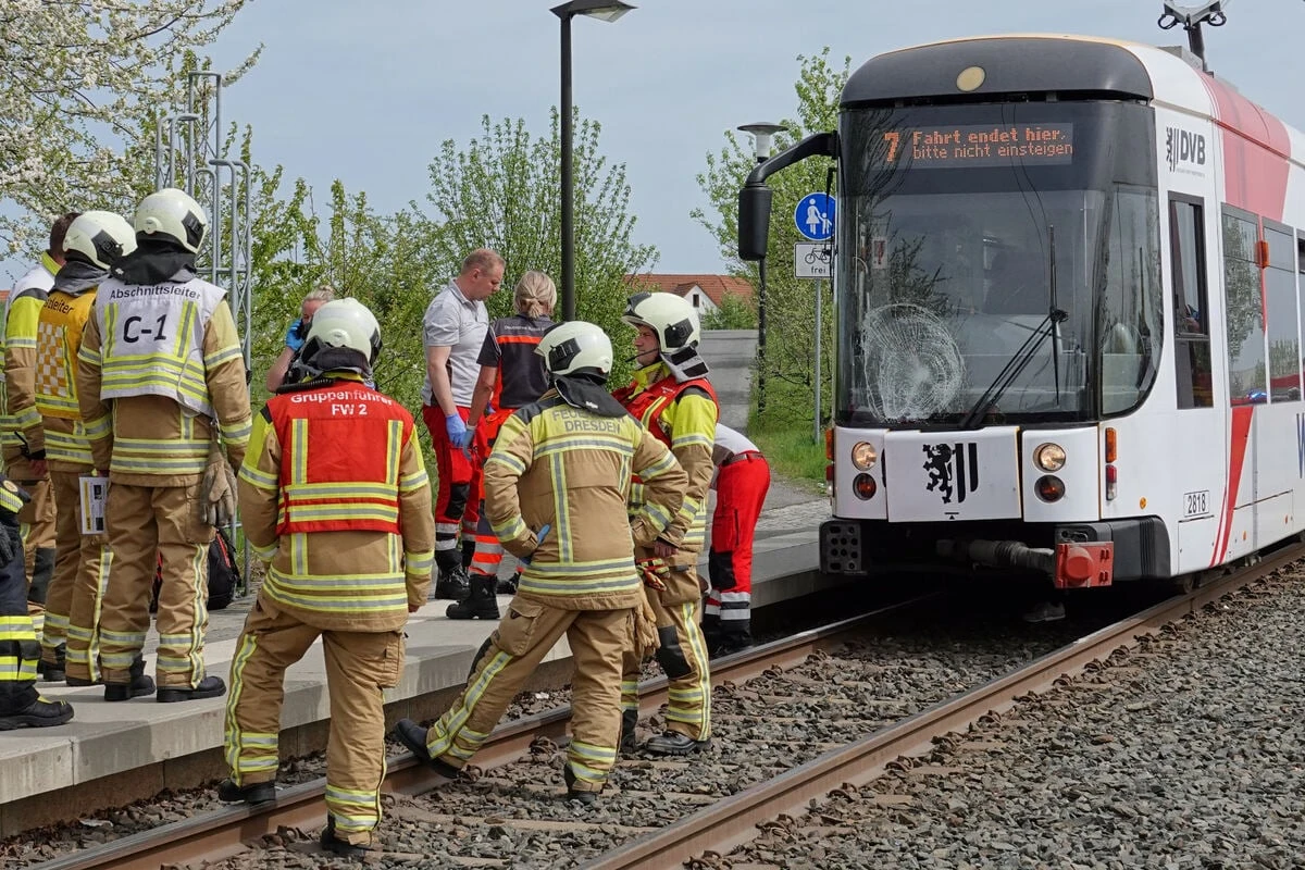 Radfahrerin kollidiert mit Straßenbahn: Polizei sucht Zeugen zu tödlichem Unfall