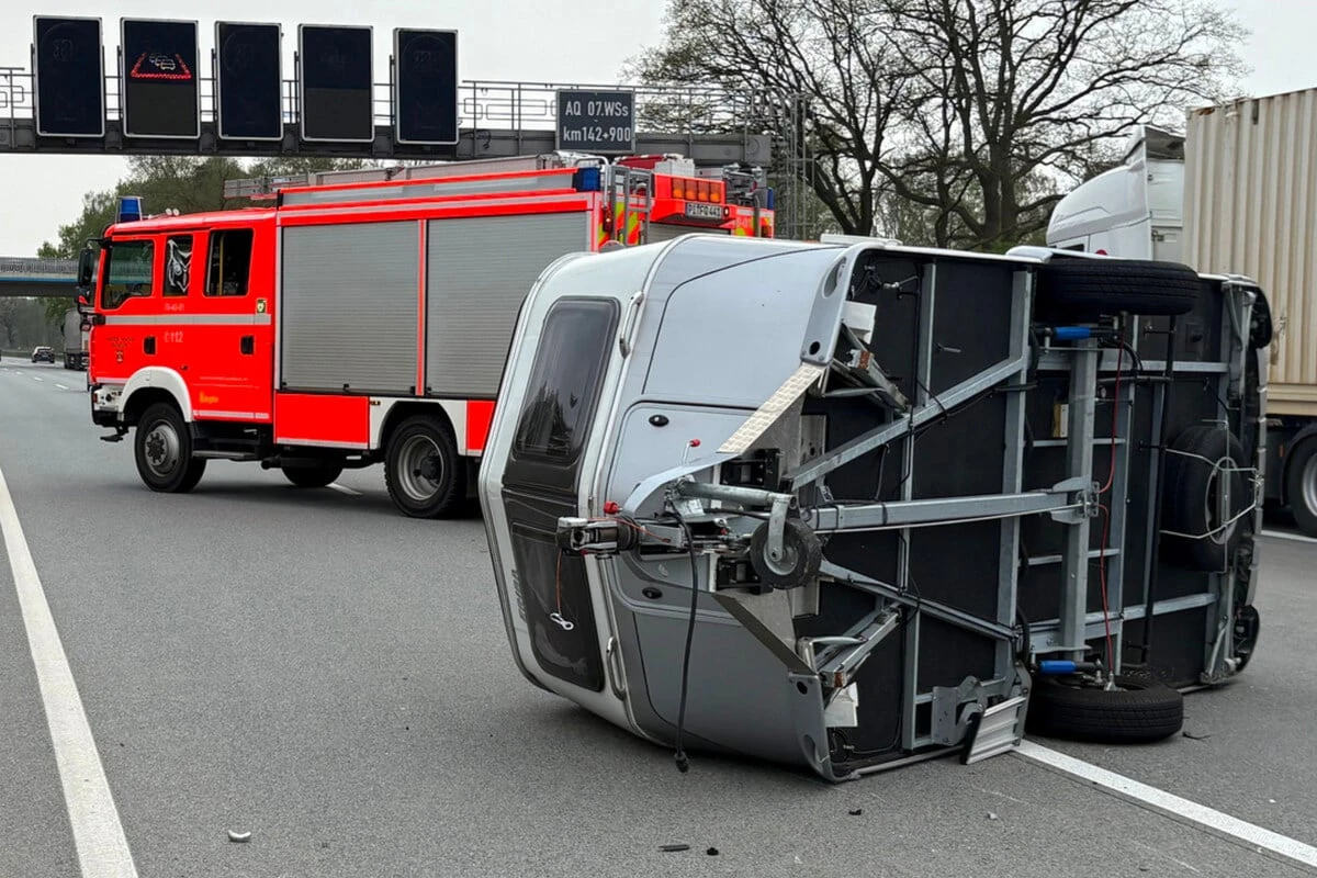 Wohnwagen kippt bei Hamburg auf die Seite: A7 zeitweise voll gesperrt