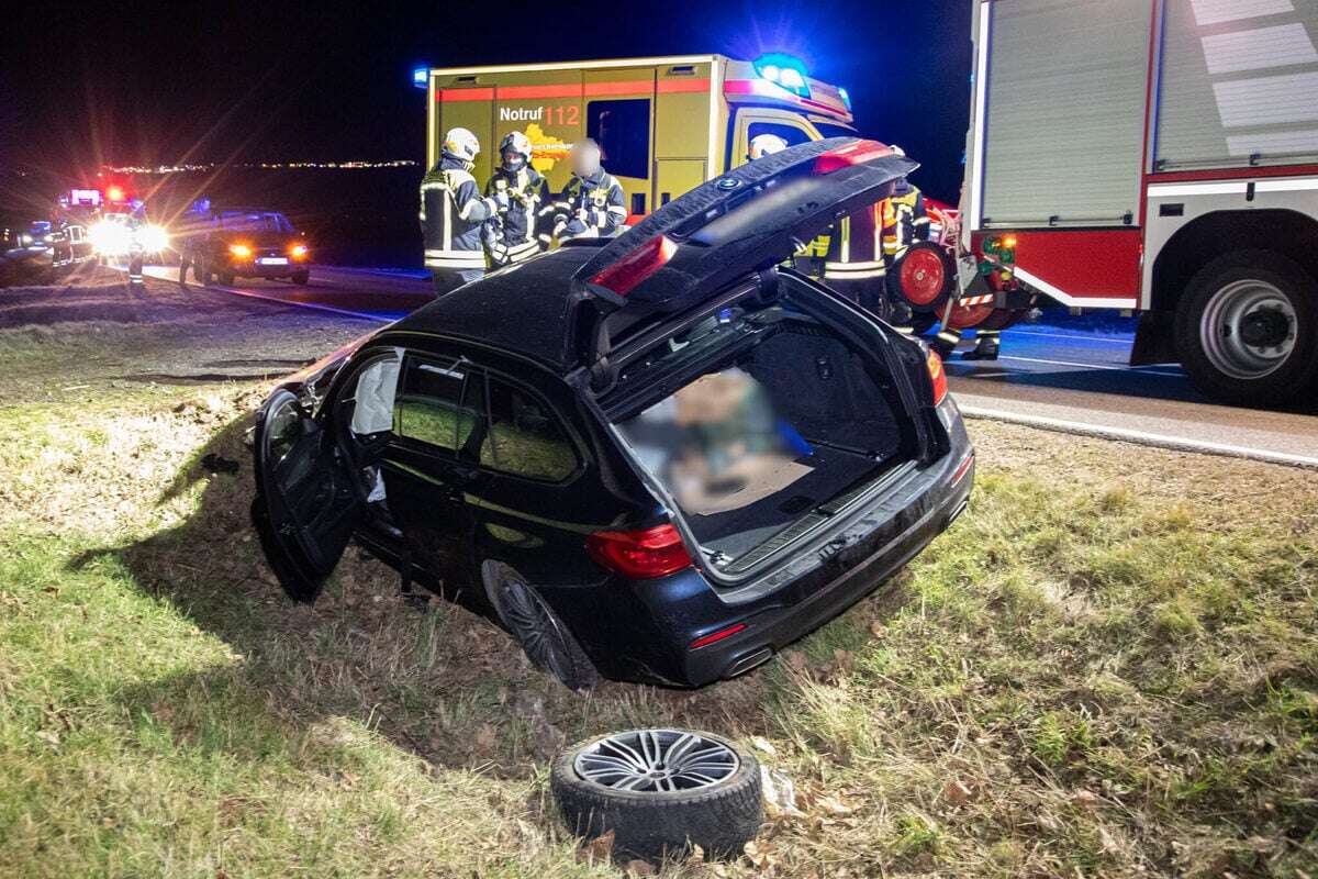 Unfall im Erzgebirge: BMW kommt von Fahrbahn ab und kracht in Straßengraben