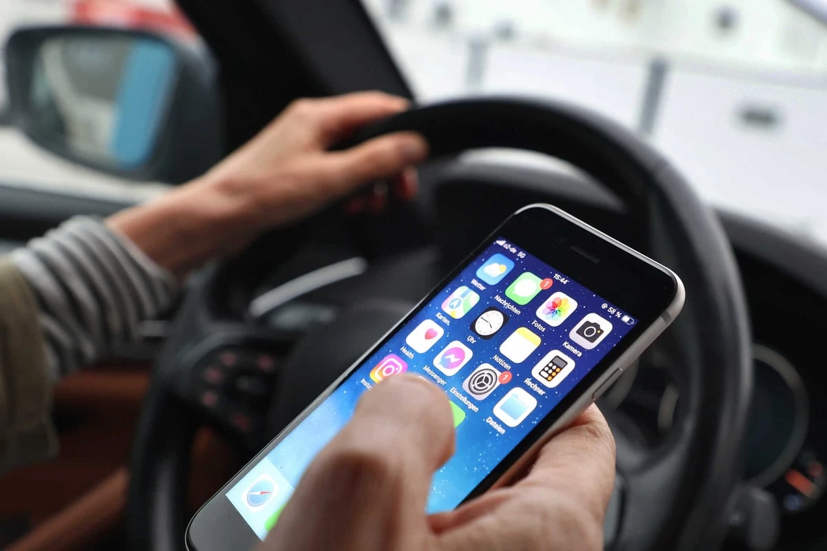 Mann mit Handy am Steuer erwischt, wenig später sitzt er im Knast
