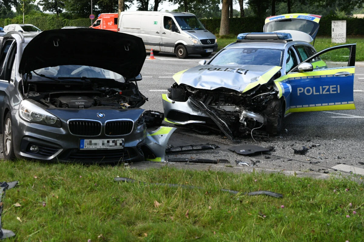 Streifenwagen und Auto zusammengekracht: Drei Verletzte, darunter Polizisten