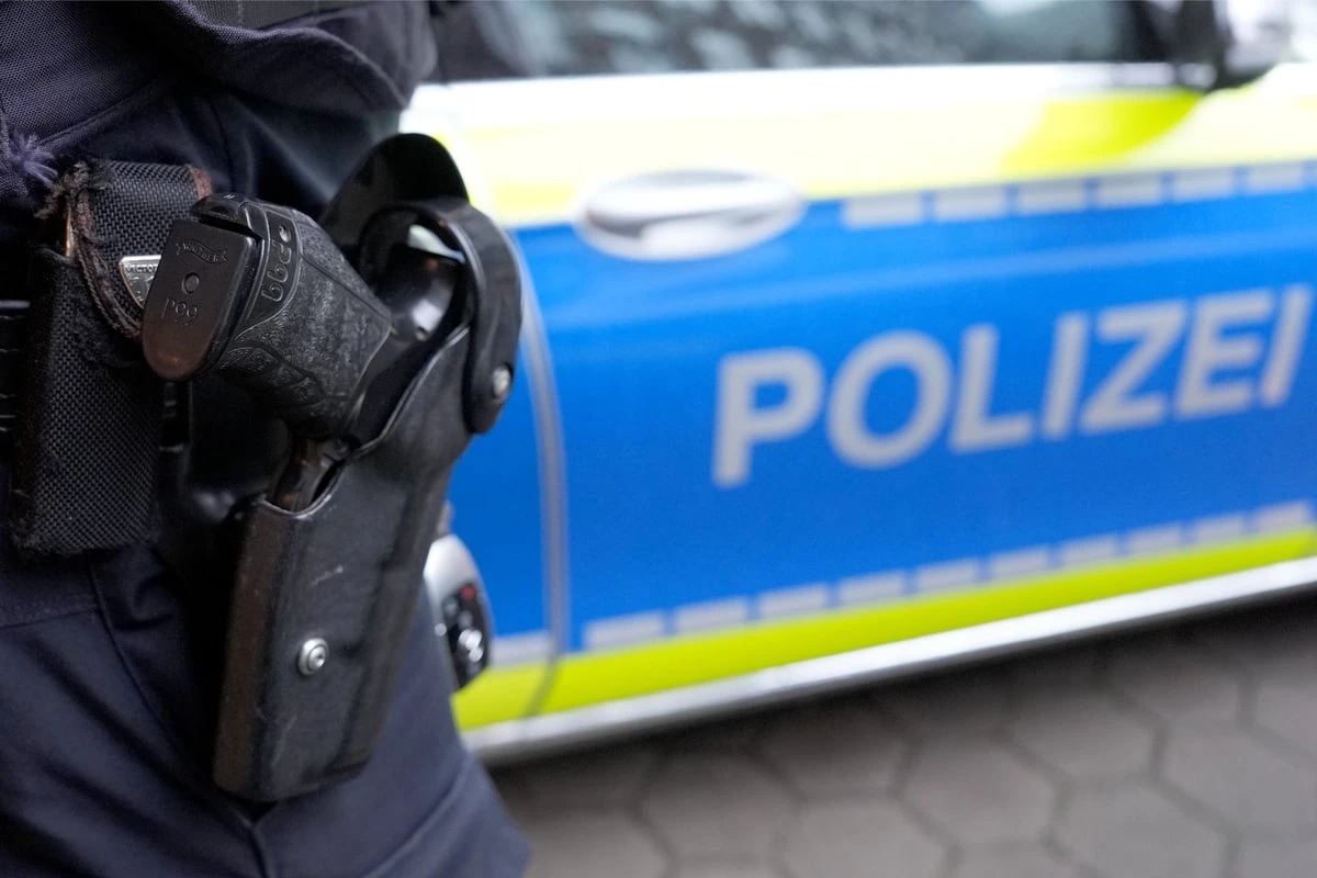 Mädchen wartet vor Supermarkt: Polizei findet sie im Wald wieder