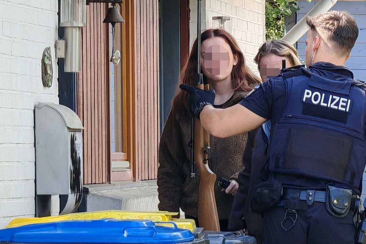 Person sitzt mit Waffe im Garten: Wenig später rückt die Polizei aus