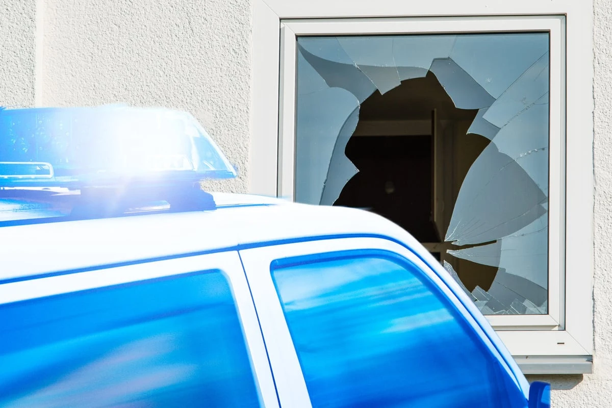 Explosion schreckt Anwohner auf: Sprengsatz beschädigt Fensterscheibe