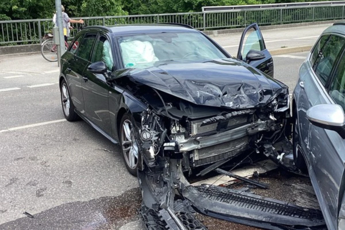 Kreuzungs-Unfall in München: Zwei Frauen und Kleinkind in Klinik gebracht