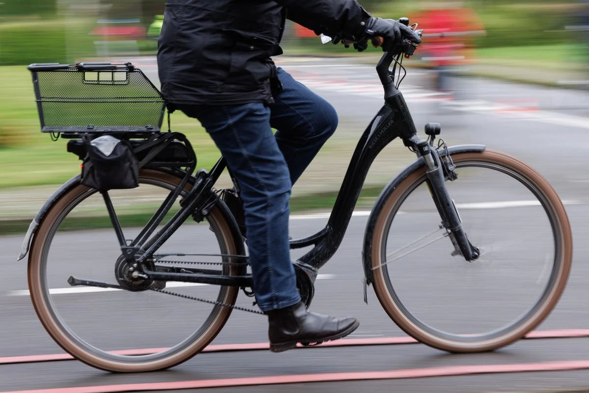 Pedelec-Fahrer überholt und schwerst verletzt: Wer hat etwas beobachtet?