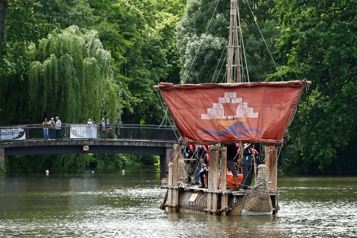 Ahoi Chemnitz! Schilfboot auf dem Schlossteich