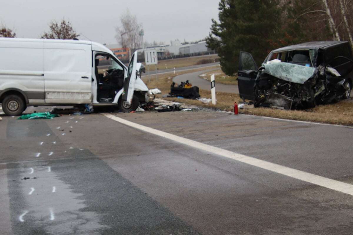 Transporter krachen frontal zusammen: 35-Jähriger stirbt vor Ort, Baby im Krankenhaus