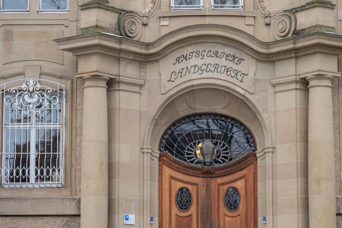 Geladene Pistolen schon bereitgelegt: Teenager (14) schießt Zwölfjährigem in den Kopf