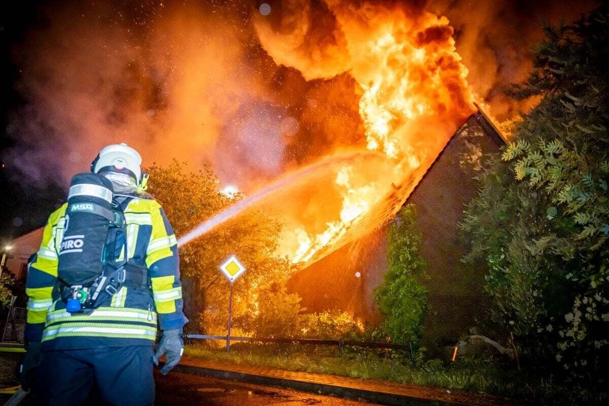 Alte Dorfschmiede in Flammen: Rentner (†74) in den Trümmern entdeckt
